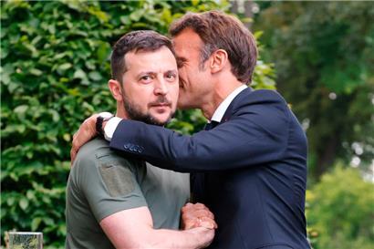Dieses Bild vom Treffen Macrons mit Selenskyj in Kiew ging um die Welt: Was flüstert der französische Präsident dem ukrainischen da gerade ins Ohr?
