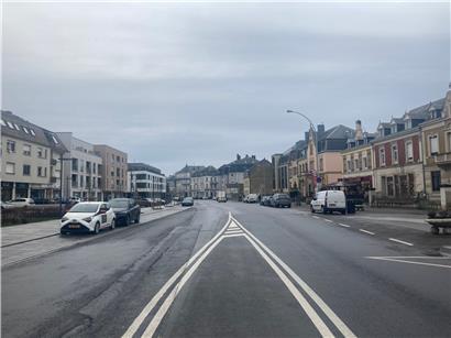 Dieses Bild von der Hauptstraße wird sich ändern. Die Pläne sehen eine Allee mit Bäumen, Fahrradwegen zu beiden Seiten und Verkehrsberuhigung vor. 
