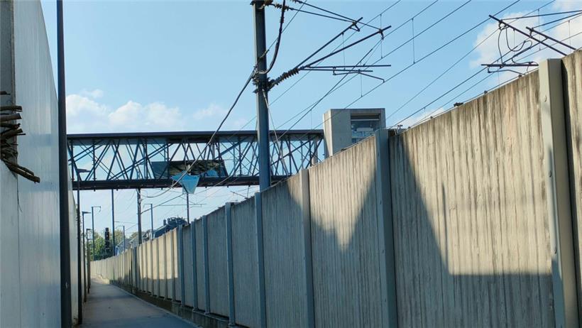 Dieses Bild wurde am Donnerstag um 14.28 Uhr gemacht: Die Scheibe hängt noch auf der Oberleitung 
