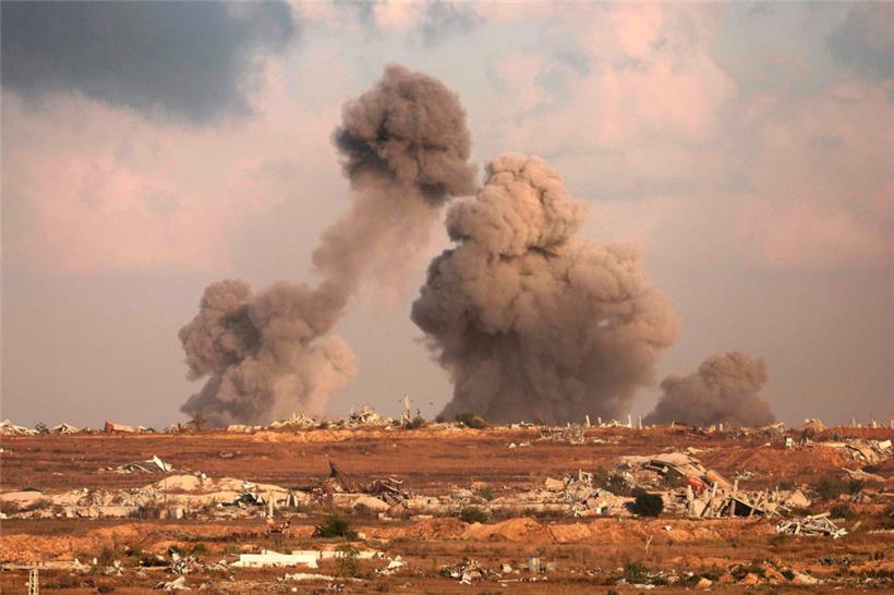 Dieses Foto, aufgenommen von einem Standort an der Grenze Israels zum Gazastreifen, zeigt Rauchwolken während des israelischen Bombardements des belagerten palästinensischen Gebiets am 19. September 2025
