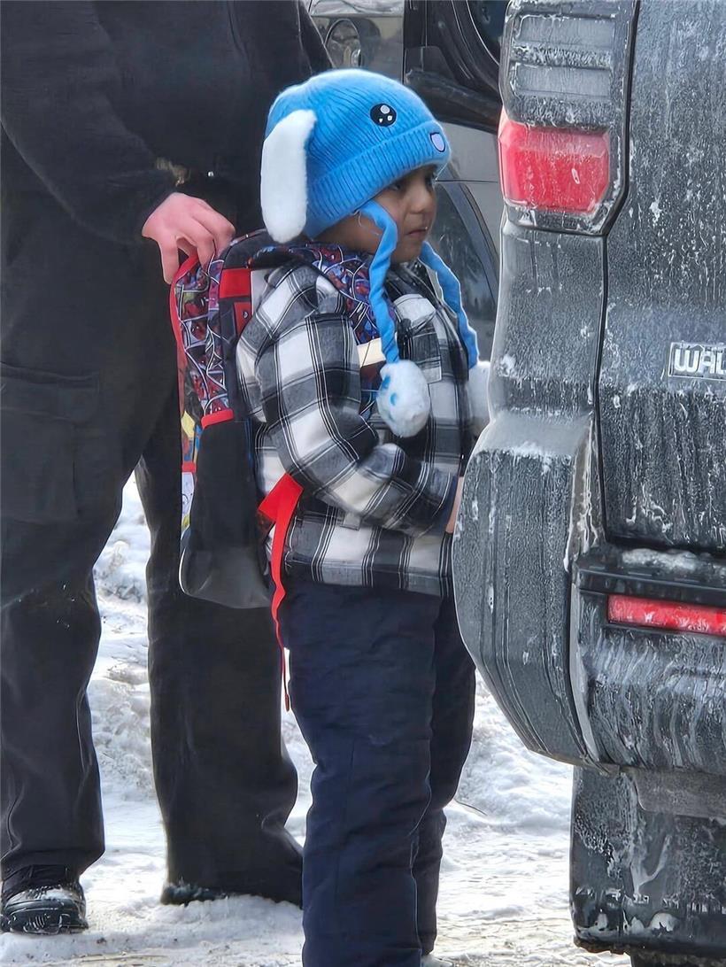 Protest gegen ICE nach Festnahme von Fünfjährigem in Minneapolis ICE-Agent hält Rucksack eines fünfjährigen Schülers bei Festnahme in Valley View Elementary, Minneapolis, Januar 2026