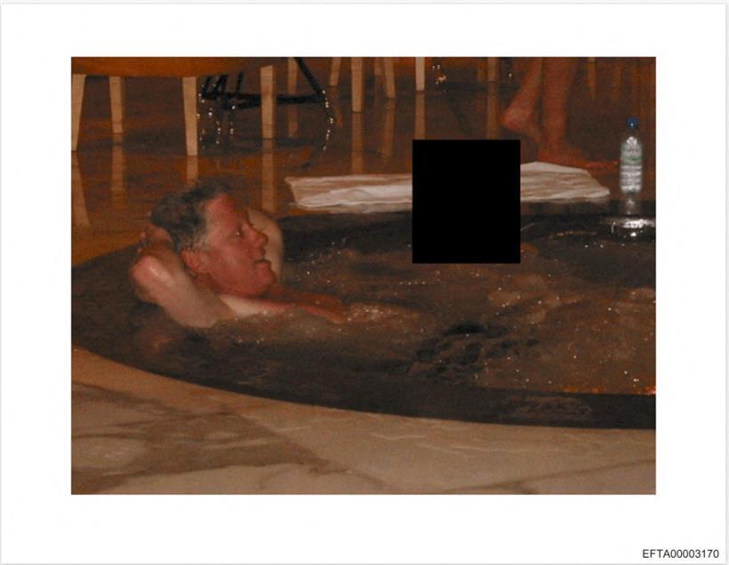 Dieses Foto, das vom US-Justizministerium am 19. Dezember 2025 zur Verfügung gestellt wurde, zeigt ein undatiertes Bild des ehemaligen US-Präsidenten Bill Clinton in einem Whirlpool an einem unbekannten Ort
