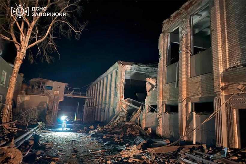 Dieses Foto, das vom ukrainischen Rettungsdienst am 29. Juli 2025 aufgenommen und veröffentlicht wurde, zeigt einen ukrainischen Polizeibeamten, der nach einem Luftangriff in Bilenke in der Region Saporischschja während der russischen Invasion in der Ukraine ein zerstörtes Gebäude der Strafkolonie Bilenkivska inspiziert
