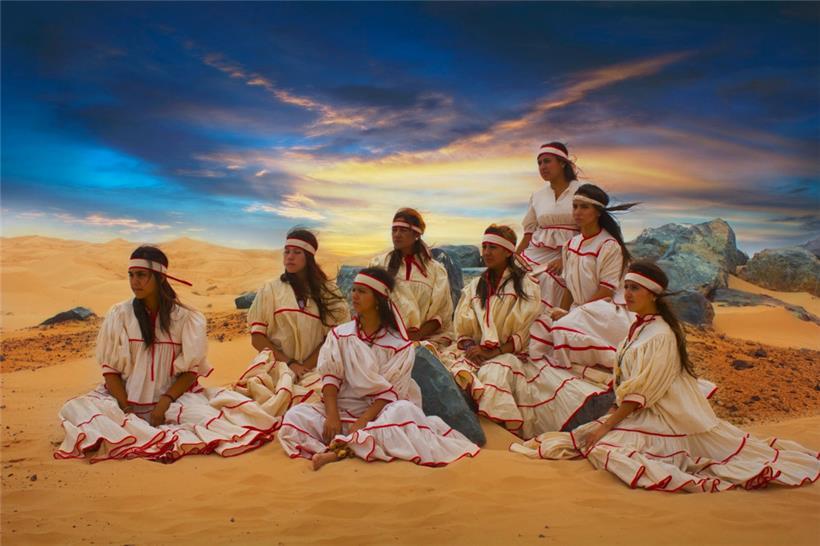 Dieses Foto findet man, wenn man nach „Indianern“ sucht: Mitglieder der rund 50.000 Personen starken uto-aztekischen Gruppe der Rarámuri im Südwesten des mexikanischen Bundesstaates Chihuahua. 
