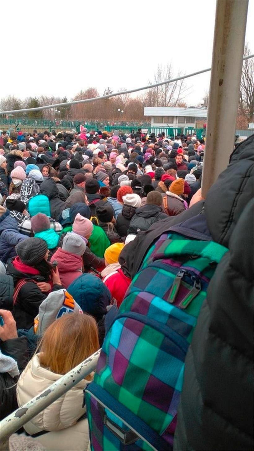 Dieses Foto hat Tetiana an der Grenze der Ukraine mit Polen gemacht – es zeigt die vielen Menschen, die aus ihrer Heimat flüchten müssen
