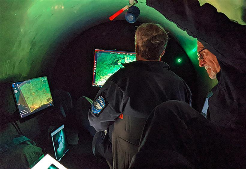 Dieses Foto zeigt Mitarbeiter bei der Arbeit im Inneren des Tauchboots „Titan“, mit dem die Wrackstelle der Titanic besucht wird. Einsatzkräfte haben am Dienstag, 20. Juni, möglicherweise ein Lebenszeichen der Insassen gehört. Suchteams hätten alle 30 Minuten eine Art von Klopfgeräuschen in der Region registriert, in dem das Tauchboot vermutet werde, hieß es in einem internen…
