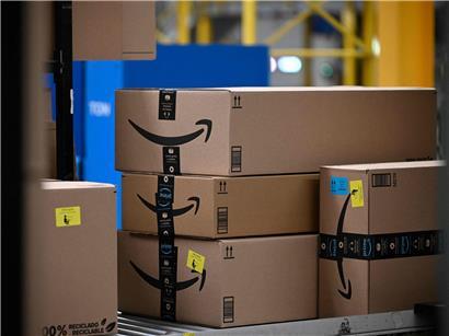 Pakete mit Amazon-Logo in einem Lager, Versand und Lieferung von Online-Bestellungen