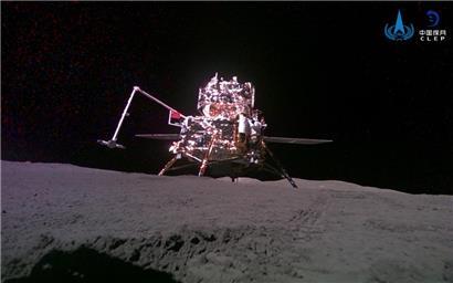 Dieses Foto zeigt das Aufstiegs- und Landemodul, das von der chinesischen Mondsonde Chang’e-6 nach ihrer Landung auf dem Mond aufgenommen wurde
