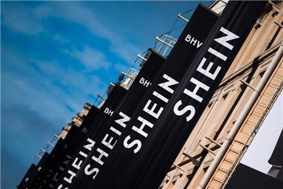 Dieses Foto zeigt das Logo des asiatischen E-Commerce-Riesen Shein am Kaufhaus Bazar de l’Hotel de Ville in Paris
