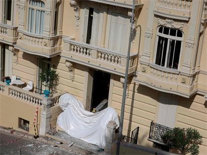 Bombenräumkommando am Eingang eines Wohngebäudes in Monaco im Einsatz am 30. Juni 2026