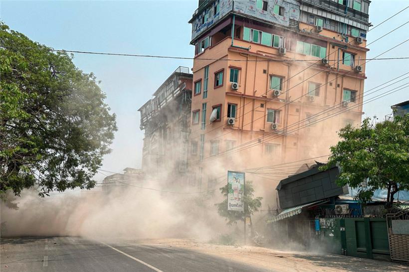 Dieses Foto zeigt den Einsturz eines Gebäudes in Mandalay am 28. März 2025 während eines Erdbebens
