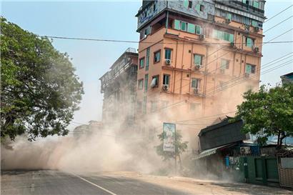 Dieses Foto zeigt den Einsturz eines Gebäudes in Mandalay am 28. März 2025 während eines Erdbebens
