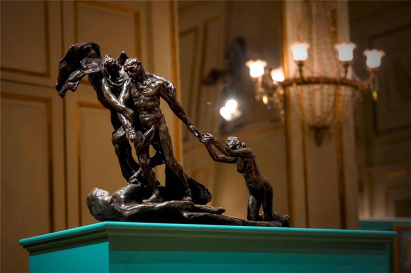 Dieses Foto zeigt die Bronzeskulptur „L’Age mur“ (Das reife Alter) von Camille Claudel
