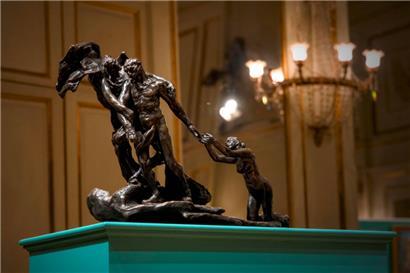 Dieses Foto zeigt die Bronzeskulptur „L’Age mur“ (Das reife Alter) von Camille Claudel
