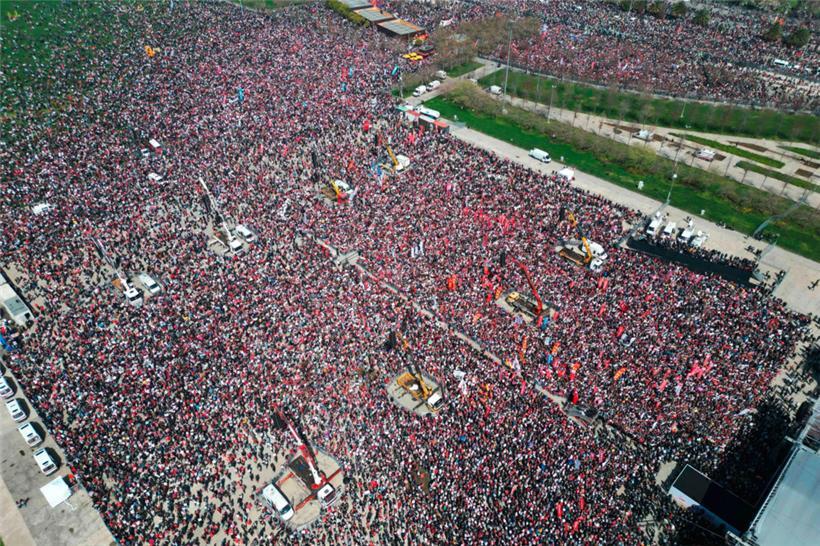 Dieses Foto zeigt die Demonstrationen von oben. Es wurde von der Oppositionspartei CHP an die Presse gegeben.
