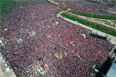 Dieses Foto zeigt die Demonstrationen von oben. Es wurde von der Oppositionspartei CHP an die Presse gegeben.
