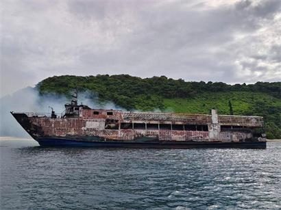 Dieses Foto zeigt die Überreste der Fähre „MV June Aster“, die vor der Küste der Provinz Palawan im Westen der Philippinen in Brand geraten war