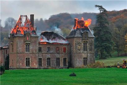 Dieses Foto zeigt einen Teil des ehemaligen Klosters in Flammen
