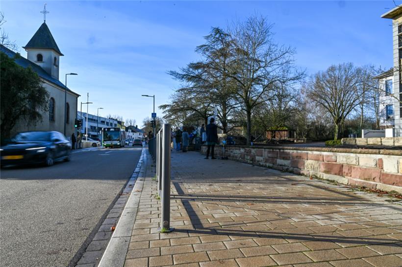 Dieses Geländer bietet zumindest den Fußgängern auf dem Bürgersteig Schutz vor Rasern
