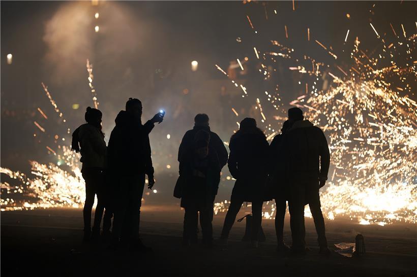 Dieses Jahr darf man um Mitternacht kein Feuerwerk auf öffentlichen Plätzen anzünden
