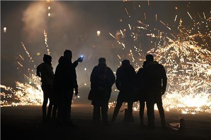 Dieses Jahr darf man um Mitternacht kein Feuerwerk auf öffentlichen Plätzen anzünden
