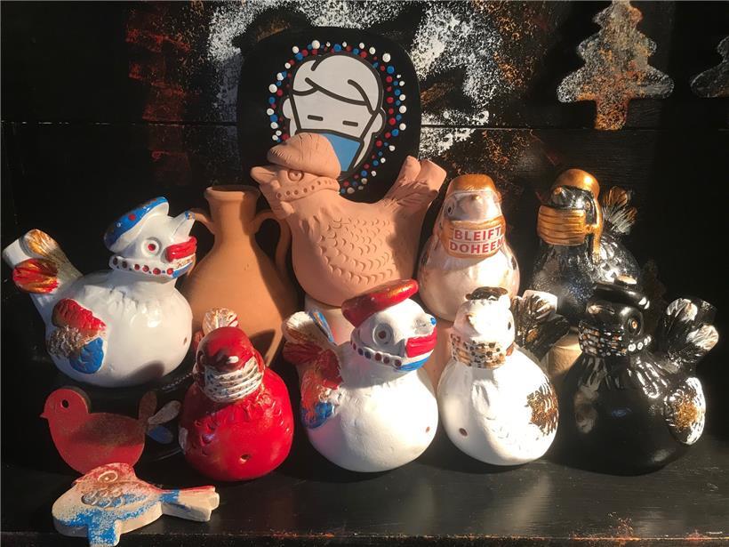 Dieses Jahr mit Maske: Der Nospelter Aulebäcker Georges Geiben macht sich eine Freude daraus, die handgefertigten „Péckvillercher“ entsprechend schön zur Schau zu stellen
