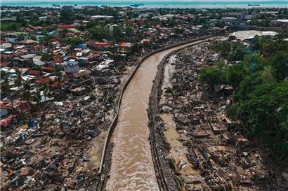 Dieses Luftbild zeigt beschädigte Häuser nach dem Taifun Kalmaegi in Talisay in der Provinz Cebu
