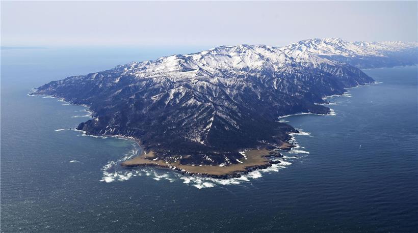Luftbild der Gewässer an der Halbinsel Shiretoko, Hokkaido, Japan, mit klaren Küstenlinien und natürlicher Landschaft