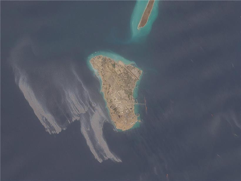 Satellitenbild der iranischen Ölinsel Kharg am 8. Mai mit sichtbarem Ölteppich vor der Küste