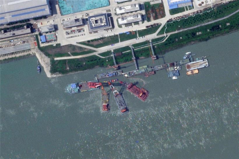 Dieses Satellitenbild von Planet Labs PBC zeigt Bergungsschiffe am Liegeplatz eines scheinbar gesunkenen, chinesischen U-Bootes in einer Werft in der Nähe von Wuhan
