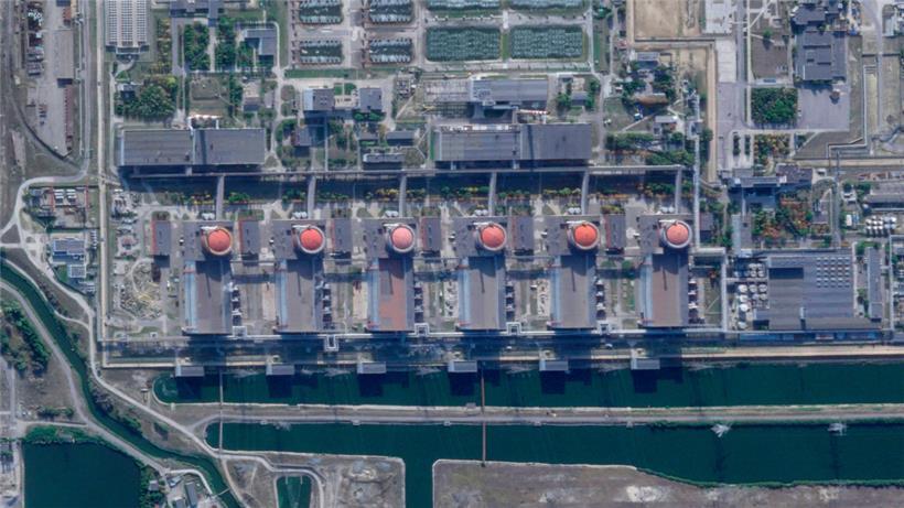 Dieses Satellitenbild von Planet Labs PBC zeigt das von russischen Truppen besetzte Kernkraftwerk Saporischschja. Experten der Internationalen Atomenergiebehörde (IAEA) sollen in dieser Woche das AKW inspizieren. Das schrieb IAEA-Chef Grossi am Montagmorgen bei Twitter.
