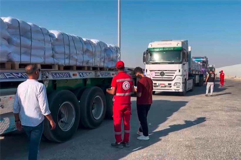 Dieses Standbild aus einem AFPTV-Video zeigt Hilfslieferungen auf der ägyptischen Seite des Rafah-Grenzübergangs zum Gazastreifen, die am 27. Juli 2025 bereitstehen, um in das belagerte palästinensische Gebiet einzufahren. Ägyptische staatsnahe Medien berichteten am 27. Juli, dass Hilfskonvois mit der Einfahrt in den Gazastreifen begonnen hätten, nachdem Israel eine „taktische Pause“ in Teilen des verwüsteten Gebiets…
