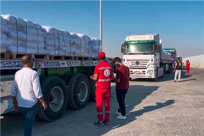 Dieses Standbild aus einem AFPTV-Video zeigt Hilfslieferungen auf der ägyptischen Seite des Rafah-Grenzübergangs zum Gazastreifen, die am 27. Juli 2025 bereitstehen, um in das belagerte palästinensische Gebiet einzufahren. Ägyptische staatsnahe Medien berichteten am 27. Juli, dass Hilfskonvois mit der Einfahrt in den Gazastreifen begonnen hätten, nachdem Israel eine „taktische Pause“ in Teilen des verwüsteten Gebiets…
