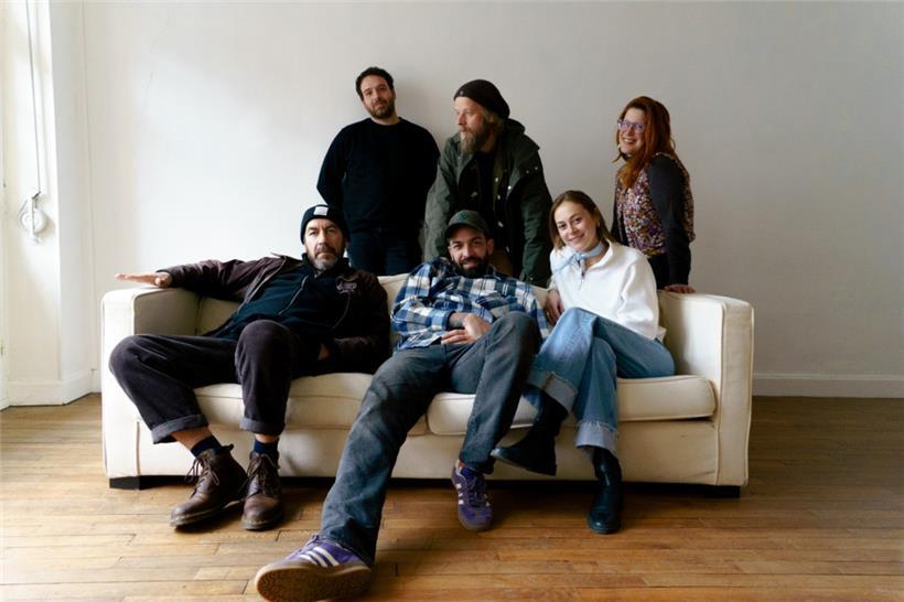 Dieses Team steckt hinter „Dialogue“: Auf dem Sofa sitzen (v.l.n.r.) Marc Scheer, Eric Mangen und Rachel Hoffmann, dahinter stehen (v.l.n.r.) Joël Rollinger, Didier Scheuren und Jenny Dederichs von „Cooperations“
