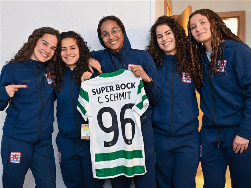 Kimberly Dos Santos trägt ein Trikot bei Charlotte Schmits Liga-Auftritt, Fußballfan im Stadion bei spannendem Match