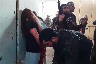 Dieses Video, das von der israelischen Kampagnengruppe Hostage and Missing Families Forum am 22. Mai 2024 veröffentlicht wurde, zeigt, wie israelische Soldatinnen während des Angriffs auf Israel am 7. Oktober 2023 von palästinensischen Hamas-Kämpfern gefangen genommen werden
