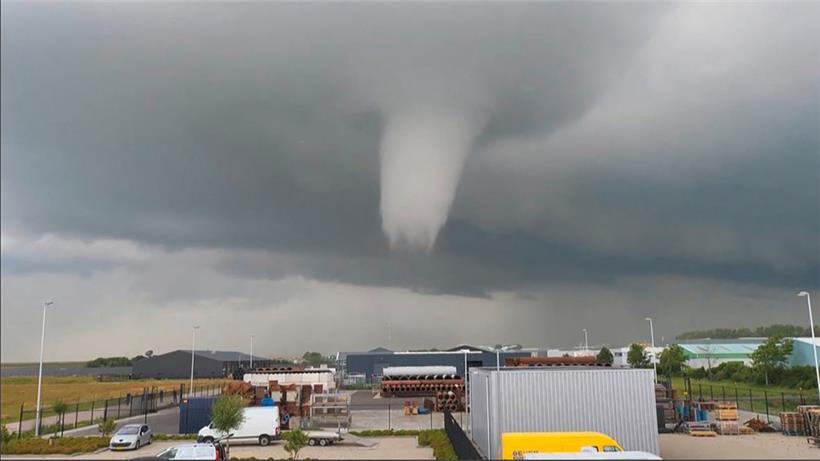 Dieses Videostandbild, bereitgestellt von Julian Steenbakke, zeigt den Tornado am 27. Juni 2022 in Zierikzee
