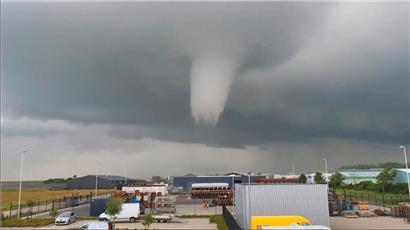 Dieses Videostandbild, bereitgestellt von Julian Steenbakke, zeigt den Tornado am 27. Juni 2022 in Zierikzee
