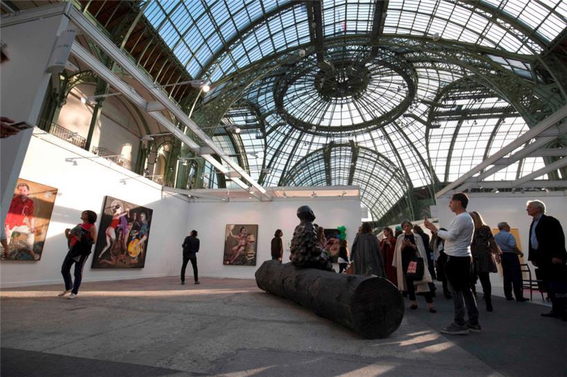 Dieses am 17. Oktober 2018 aufgenommene Foto zeigt Besucher der Internationalen Messe für zeitgenössische Kunst (Foire internationale d’art contemporain – FIAC) im Grand Palais in Paris
