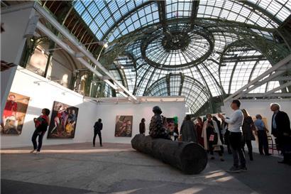 Dieses am 17. Oktober 2018 aufgenommene Foto zeigt Besucher der Internationalen Messe für zeitgenössische Kunst (Foire internationale d’art contemporain – FIAC) im Grand Palais in Paris
