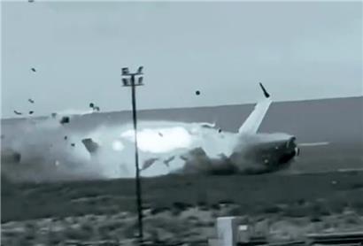 Dieses am 27.12.2024 vom Pressedienst des kasachischen Katastrophenschutzministeriums zu Verfügung gestellte Videostandbild zeigt die Bruchlandung der Embraer 190 der Azerbaijan Airlines in der Nähe des Flughafens von Aktau

