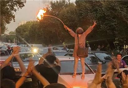 Dieses bei Twitter gepostete Foto soll aktuelle Demonstrationen im Iran zeigen – inklusive brennendem Hijab.
