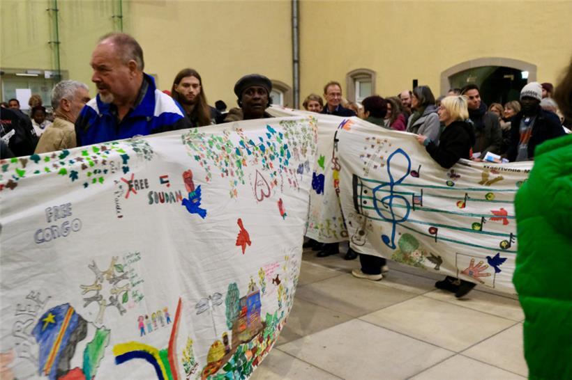 Dieses riesengroße, selbstgemalte Banner begleitete die Teilnehmer von einem Ort an den nächsten
