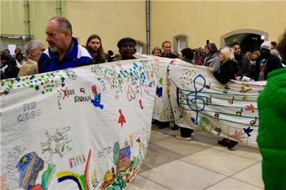 Dieses riesengroße, selbstgemalte Banner begleitete die Teilnehmer von einem Ort an den nächsten
