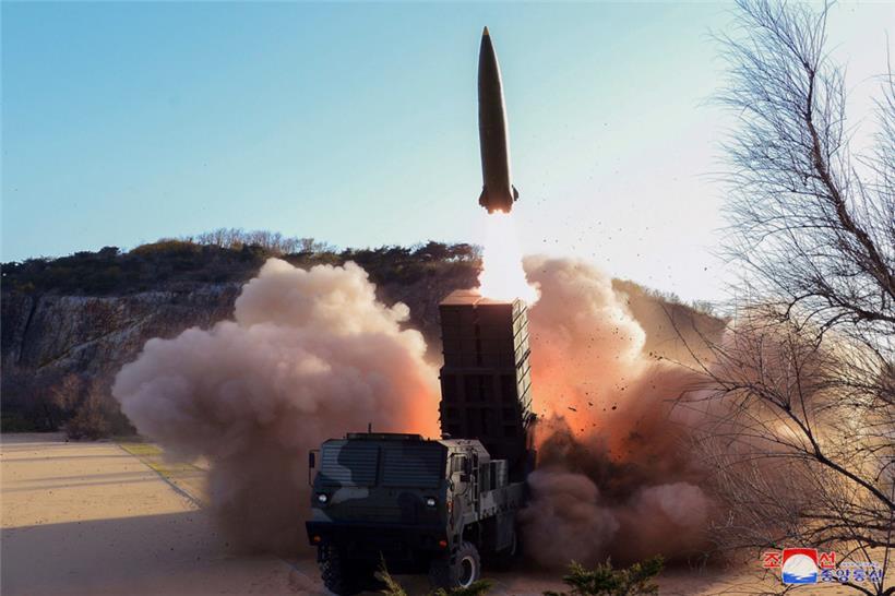 Dieses undatierte Foto, das am Sonntag, dem 17. April 2022, von der nordkoreanischen Regierung zur Verfügung gestellt wurde, zeigt den Abschuss einer Waffe an einem ungenannten Ort in Nordkorea 
