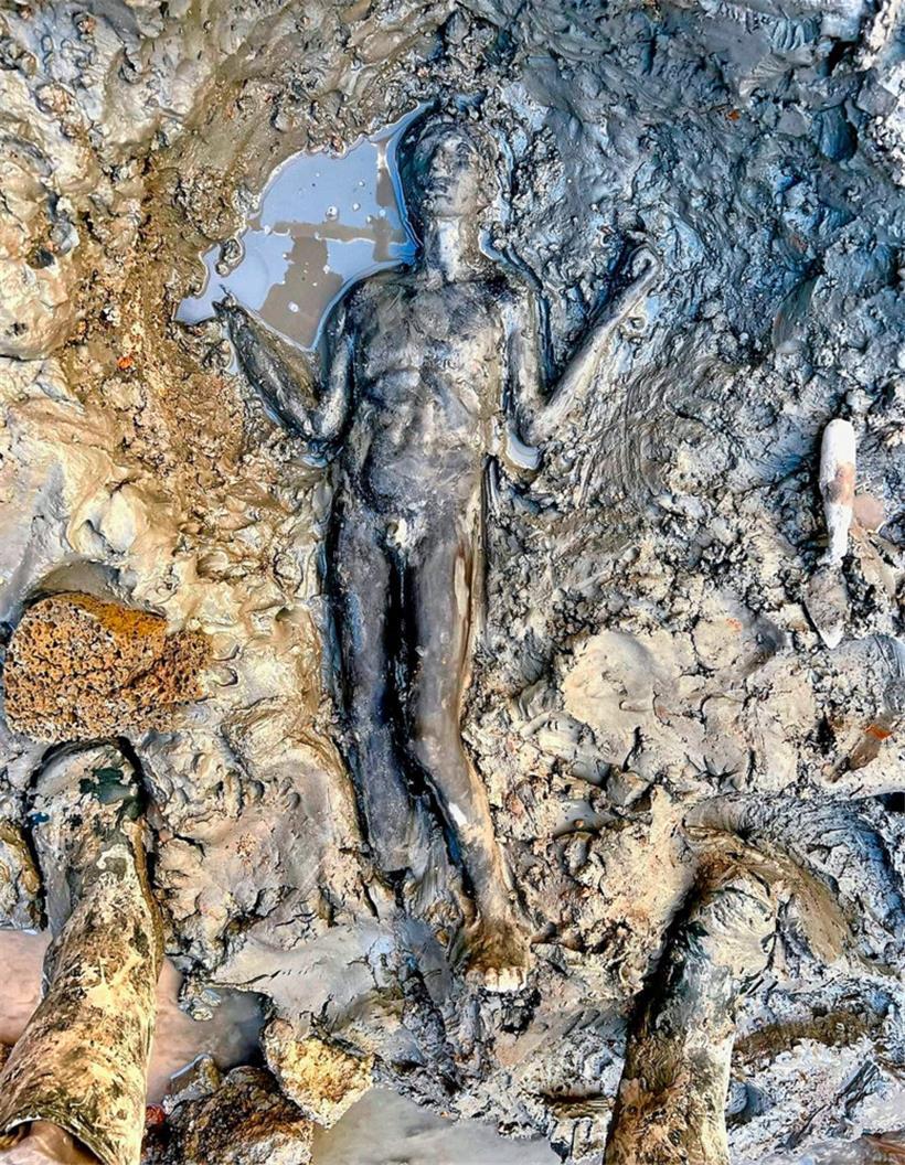 Dieses undatierte, vom italienischen Kulturministerium zur Verfügung gestellte Foto zeigt eine Statue, die vom Fundort von zwei Dutzend gut erhaltenen Bronzestatuen aus einer antiken toskanischen Thermalquelle stammt

