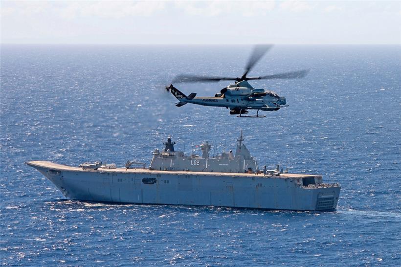 Dieses undatierte, von den australischen Verteidigungskräften zur Verfügung gestellte Foto zeigt einen Kampfhubschrauber vom Typ Bell AH-1Z Viper während der „Rim of the Pacific 2022“-Übung mit dem Landungshubschrauberdock der Royal Australian Navy. Die australische Regierung hat eine Überprüfung der Verteidigungsstrategie des Landes veröffentlicht, in der eine umfassende Überarbeitung der Streitkräfte empfohlen wird.
