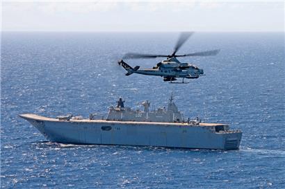 Dieses undatierte, von den australischen Verteidigungskräften zur Verfügung gestellte Foto zeigt einen Kampfhubschrauber vom Typ Bell AH-1Z Viper während der „Rim of the Pacific 2022“-Übung mit dem Landungshubschrauberdock der Royal Australian Navy. Die australische Regierung hat eine Überprüfung der Verteidigungsstrategie des Landes veröffentlicht, in der eine umfassende Überarbeitung der Streitkräfte empfohlen wird.
