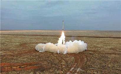Dieses vom Pressedienst des russischen Verteidigungsministeriums zur Verfügung gestellte Videostandbild zeigt eine russische Iskander-K-Rakete, die während einer Militärübung auf einem Truppenübungsplatz in Russland abgeschossen wird. Inmitten schwerer Spannungen mit dem Westen hat die Atommacht Russland ein Manöver mit Einsatz ballistischer Raketen abgehalten.

