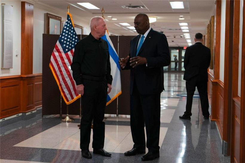 Dieses vom israelischen Verteidigungsministerium zur Verfügung gestellte Foto zeigt Lloyd Austin (r), Verteidigungsminister der USA, beim Empfang von Joav Galant, Verteidigungsminister von Israel, im Pentagon
